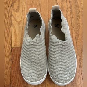 SO Sneakers Girls Sz 2 Tan (Sand) Everly Slip On Comfort Knit Shoes Casualwear